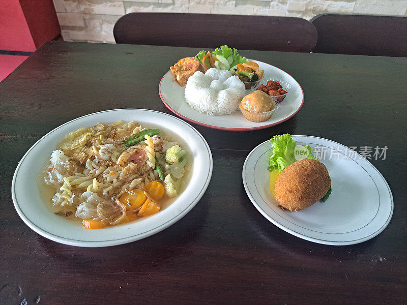 印尼婚礼大米(Sego Manten)或Nasi Pupuk Mantenan。佐以印尼婚礼汤(Sayur Sop)、炸土豆丸子(Kentang Kroket)。食品菜单。
